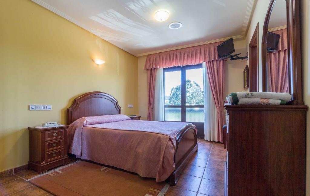 Hostal Restaurante O'Cadaval Frades ภายนอก รูปภาพ